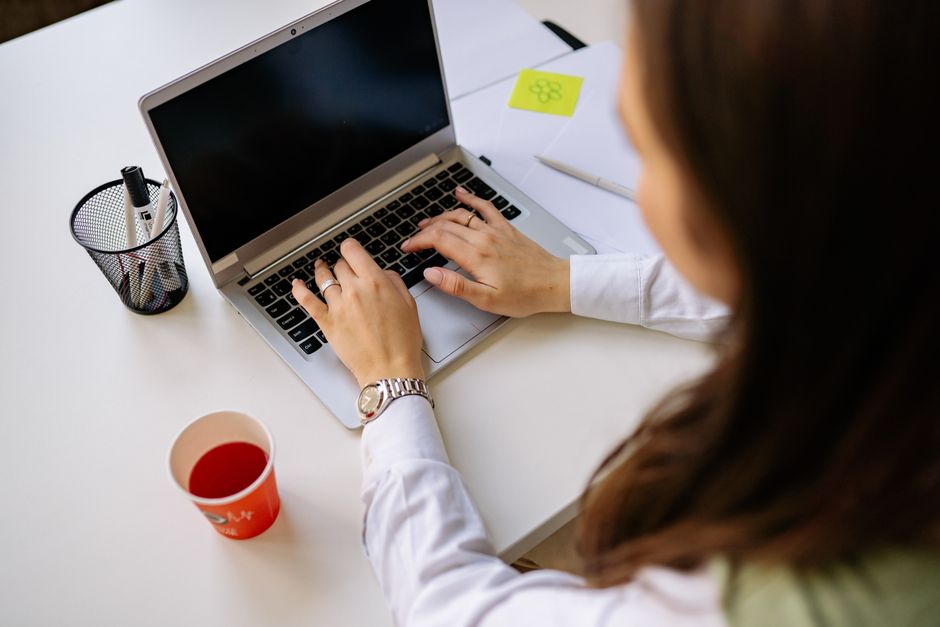 The 20-Second Reset: A Practical “Micro-Mindfulness” Routine for Busy Days (Backed by Behavioral Science)